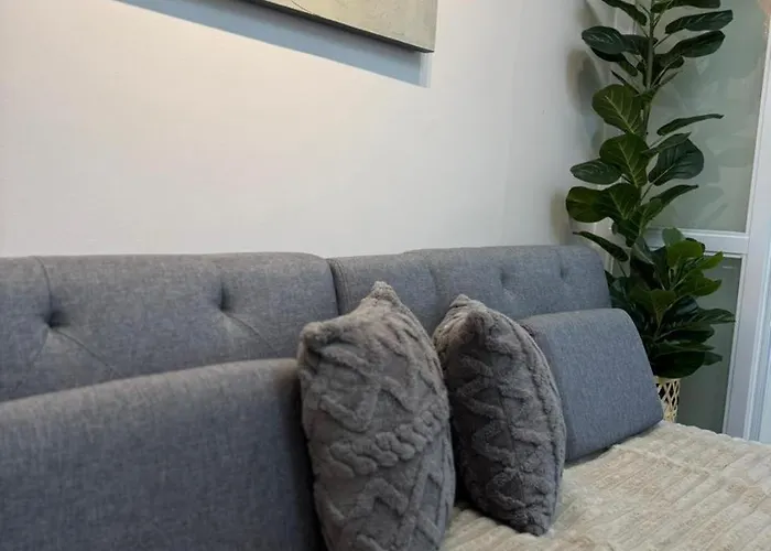 Cozy Near Airport Terminal Apartahotel Manila